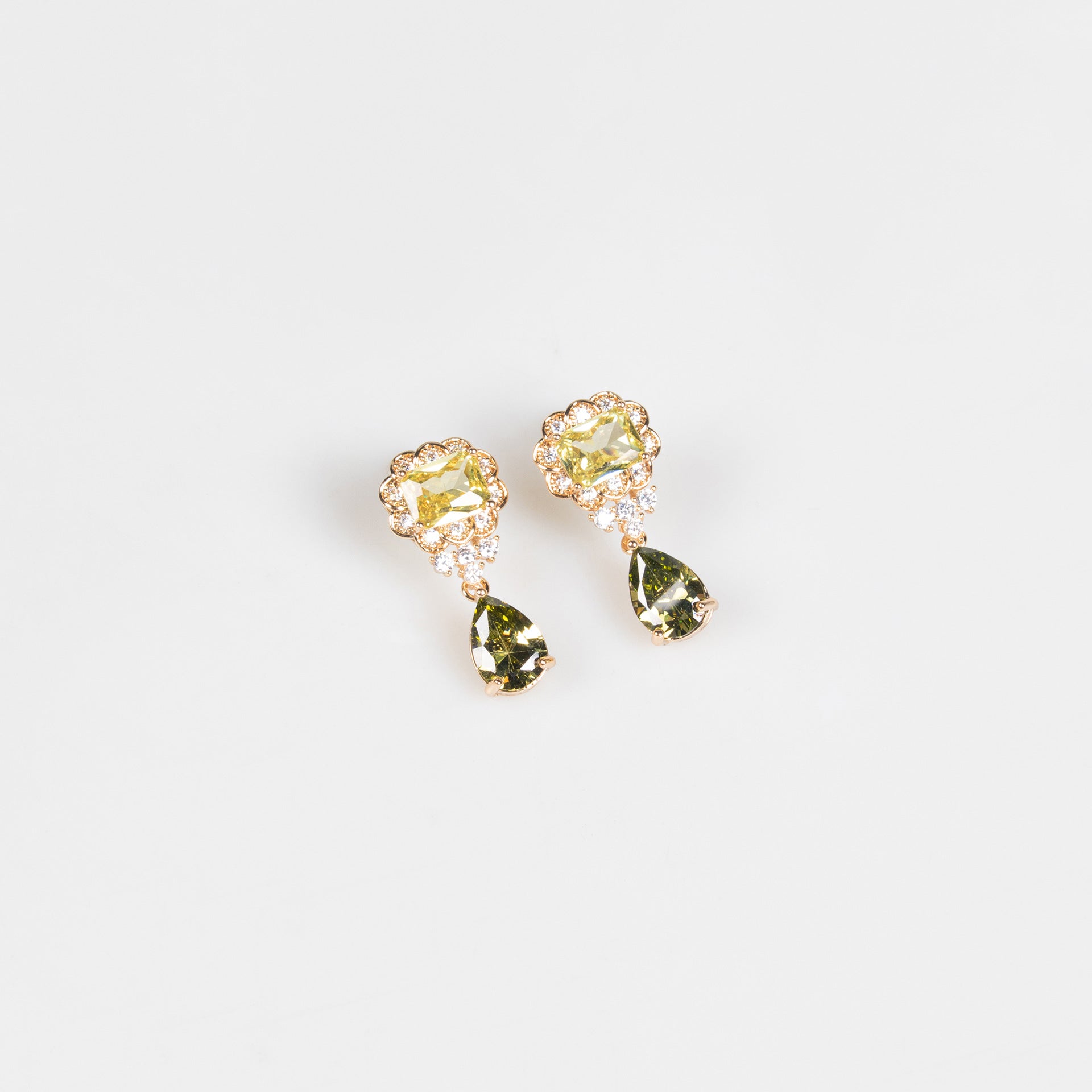 Bold Pear Cut Necklace Set with Simulated Diamonds in White and 18K Gold
